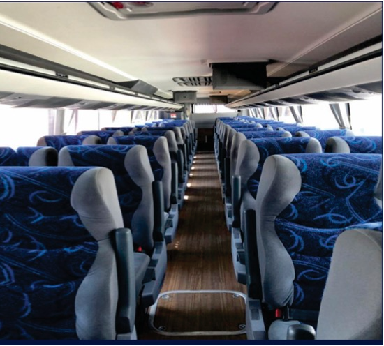 Interior cómodo de autobús Alfa Tours
