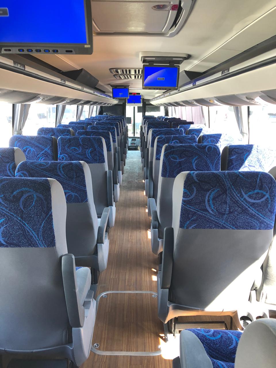 Interior con pantallas del autobús Alfa Tours